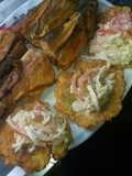 Sardinas fritas con tostón y pico de gallo