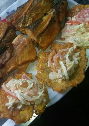 Una foto de Sardinas fritas con tostón y pico de gallo