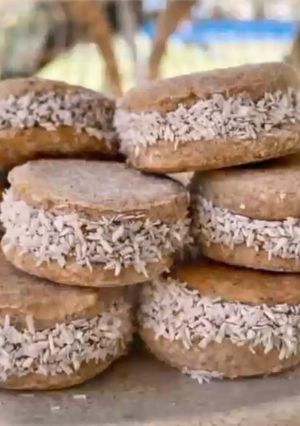 Una foto de Alfajores integrales caseros