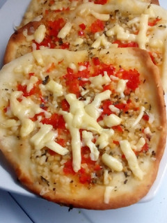 Una foto de Mini pizzetas con ajo morrón y queso