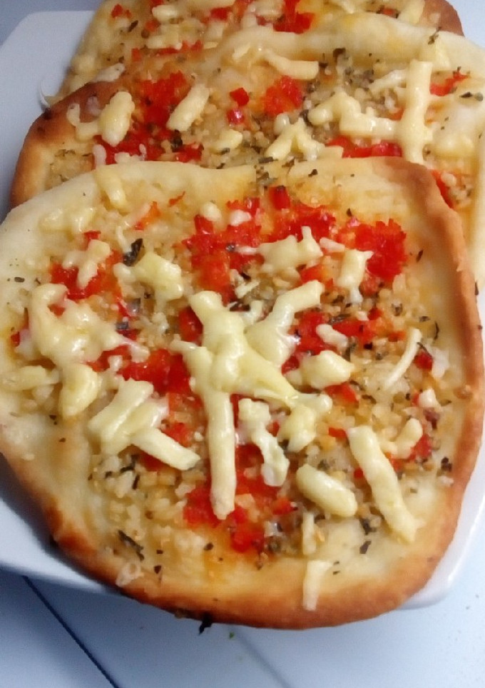 Una foto de Mini pizzetas con ajo morrón y queso