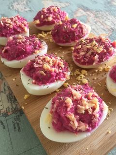 Una foto de Huevos rellenos de remolacha