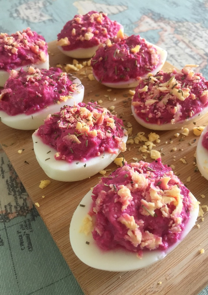 Una foto de Huevos rellenos de remolacha