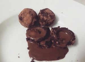 Hình của món Socola nhân rượu rum.