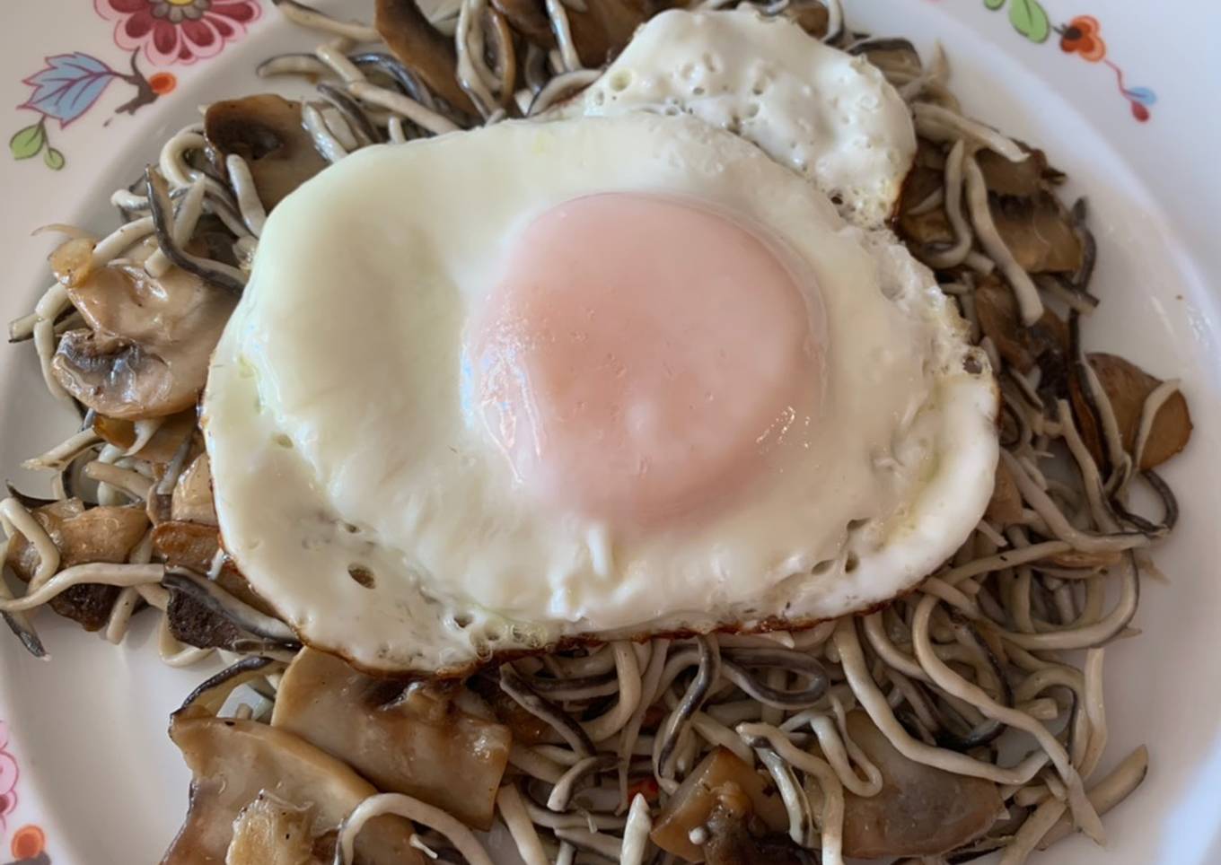 Huevos con gulas y champiñones