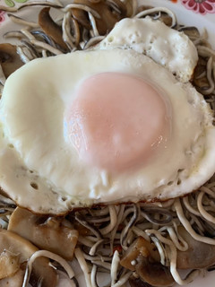 Una foto de Huevos con gulas y champiñones