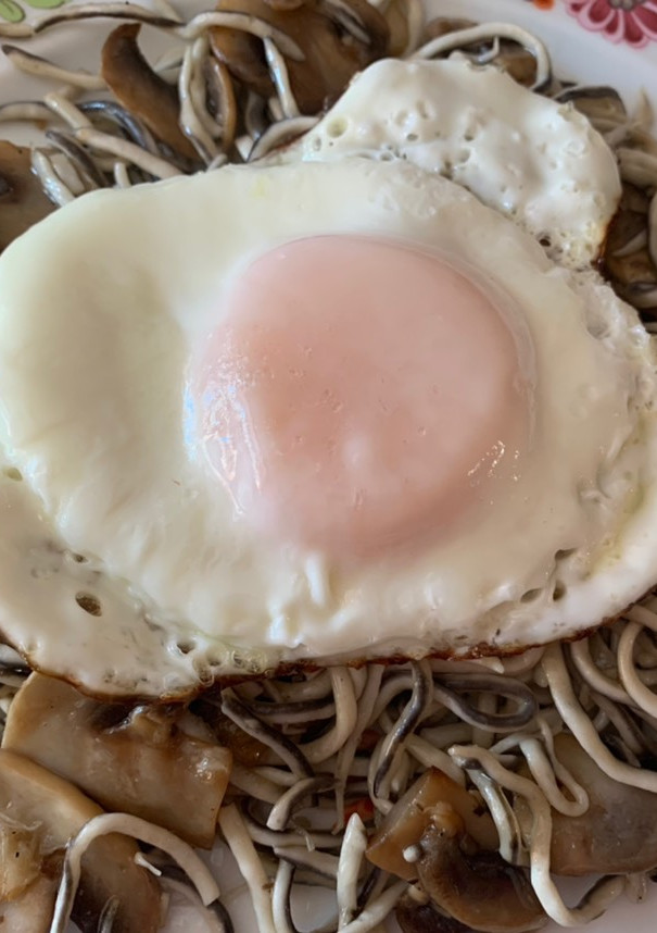Una foto de Huevos con gulas y champiñones