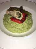 Albacora pochada rellena de verduras y puré habas