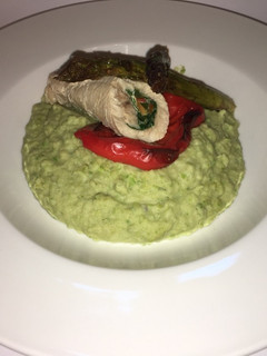 Una foto de Albacora pochada rellena de verduras y puré habas