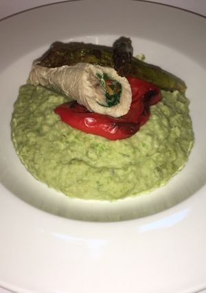 Una foto de Albacora pochada rellena de verduras y puré habas