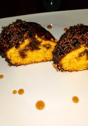 Una foto de Bizcochuelo de zanahoria con chocolate al Baileys (Bolo de cenoura  simples)
