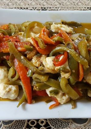Una foto de Rajas de chile morrón, con queso fresco