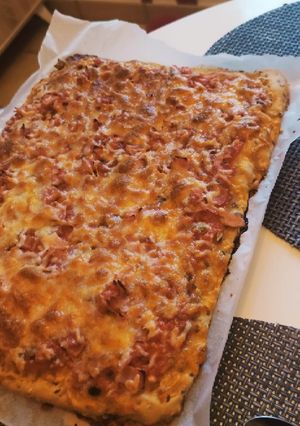 Une photo de Pizza maison jambon mozzarella