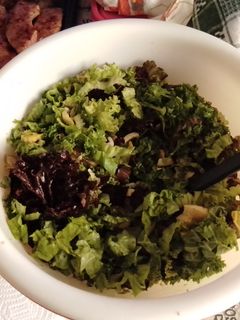 Una foto de Ensalada fresca de mar y tierra