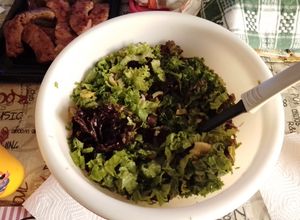 Una foto de Ensalada fresca de mar y tierra