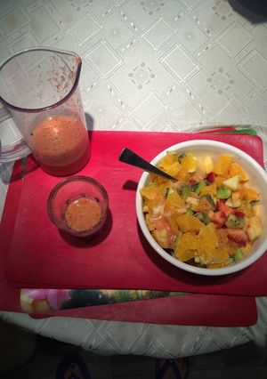 Una foto de Ensalada de frutas con jugo de frutas