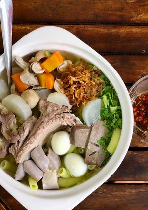 Hình của món Trời mưa lạnh ! 1 tô nui thập cẩm ấm lòng ngày mưa phải không cả nhà.