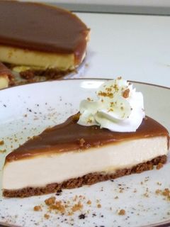 Una foto de Tarta de queso mascarpone y salsa toffee sin horno