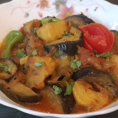 A picture of Aloo Baigan (Brinjal/egg plant with potatoes).