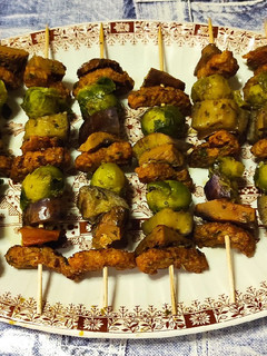 Una foto de Brochetas de bocaditos braseados, rovellones, berenjena y coles Bruselas con majao ajo y perejil
