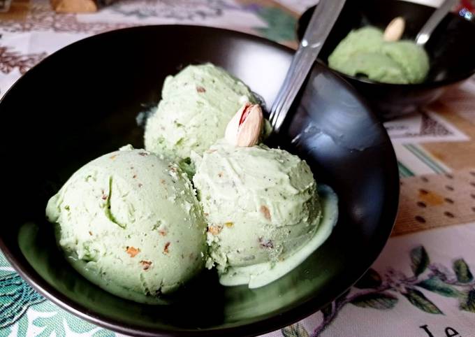 Crème Glacée à la Pistache et aux Amandes