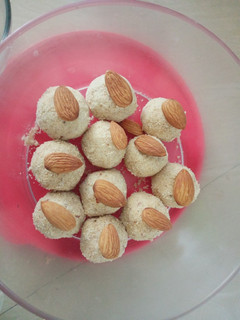 ரவா லட்டு (Rava laddu recipe in tamil) செய்முறை முக்கிய புகைப்படம்