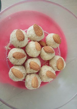 ரவா லட்டு (Rava laddu recipe in tamil) செய்முறை முக்கிய புகைப்படம்