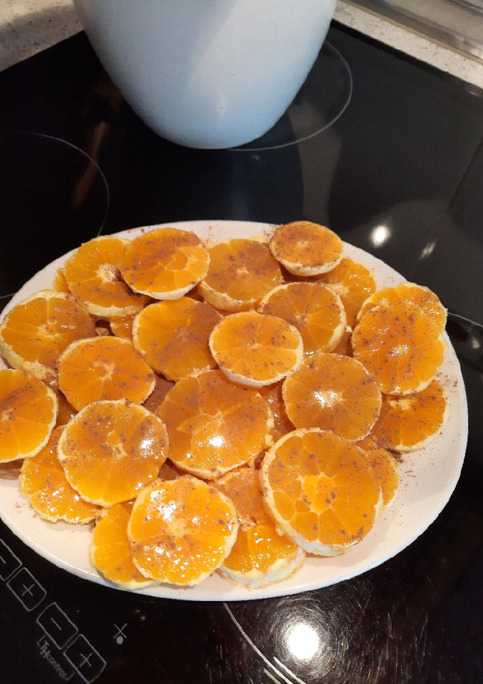 Una foto de Naranjas de mi cosecha con miel y canela, vaya postre tan sano