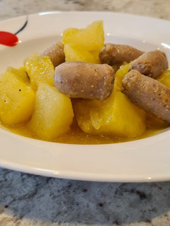 Una foto de Patatas guisadas con salchichas frescas al curry