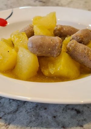 Foto principal de Patatas guisadas con salchichas frescas al curry