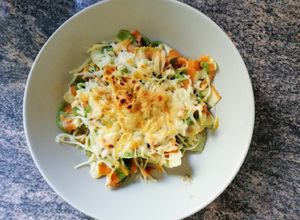 Una foto de Lacitos de espinacas y pimentón con salsa de champiñones