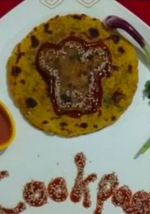 A picture of Potatoes Fenugreek leaves In White Millet Jowar Rotla.