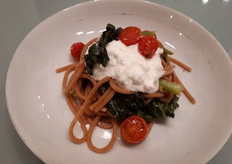 Spaghetti al peperoncino con cime di rapa, pomodorini e burrata