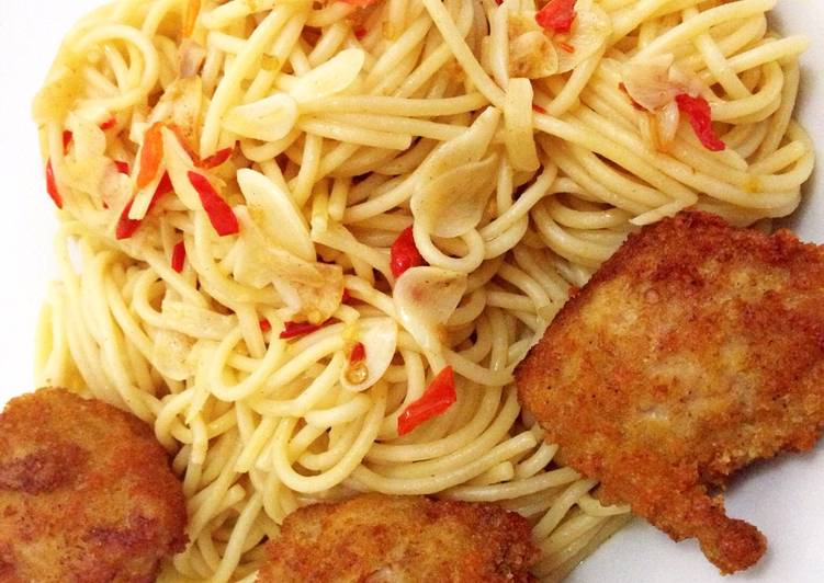 Spaghetti aglio olio with crispy chicken