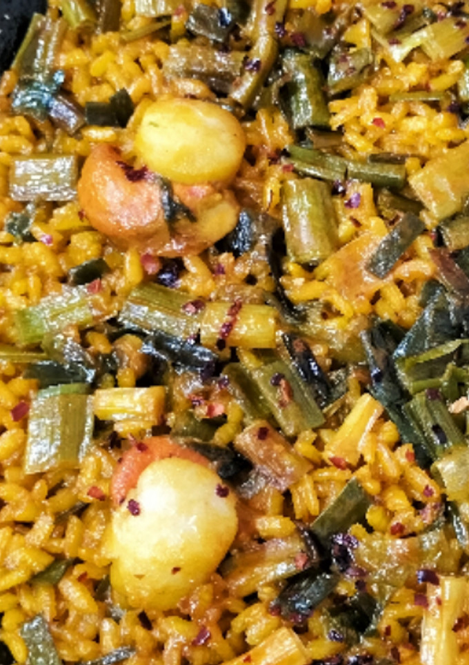 Una foto de Arroz con vieiras y ajos tiernos