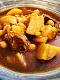 Patatas, costillas y garbanzos en olla de cocción lenta