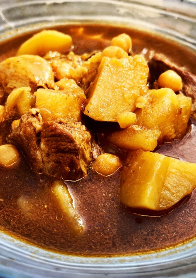 Una foto de Patatas, costillas y garbanzos en olla de cocción lenta