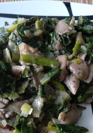 Una foto de Acelgas con setas, espárragos trigueros y bacalao