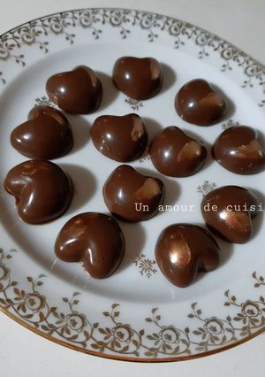 Une photo de Chocolat fourré caramel noisettes ☕