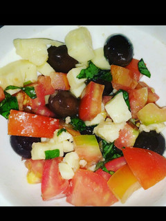 Una foto de Ensalada de tomates, aceitunas negras y queso fresco
