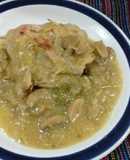 Bisteces de puerco rellenos en salsa de champiñones