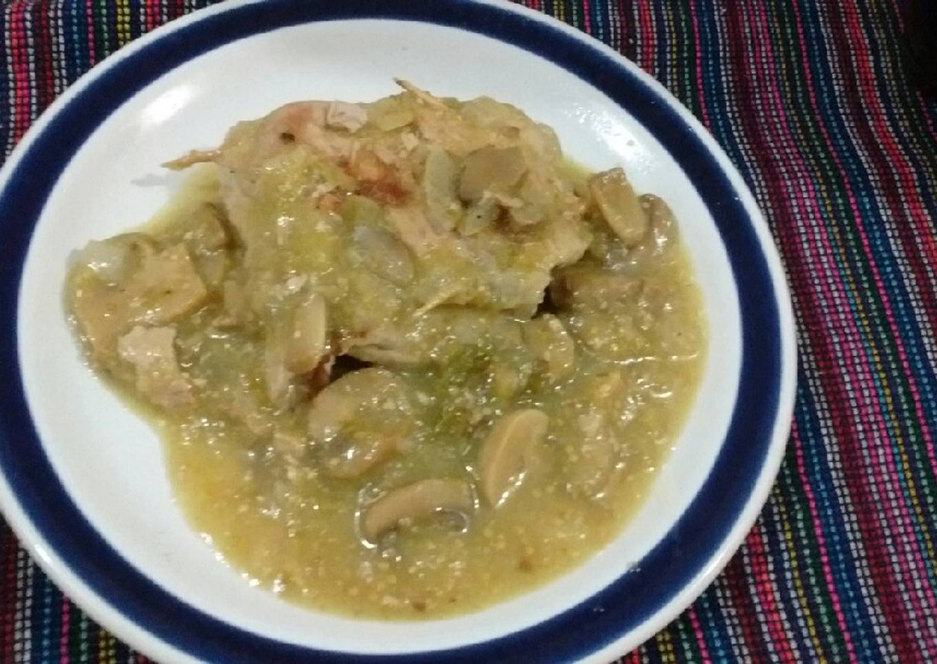 Bisteces de puerco rellenos en salsa de champiñones