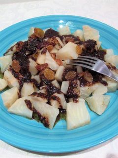 Una foto de Apio nabo cocido con aliño de miso negro - veggie