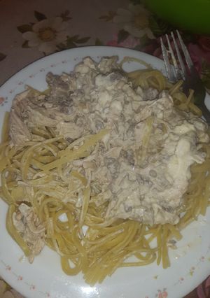 Una foto de Tallarines con salsa blanca 😋