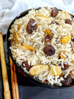 Una foto de Arroz especiado con almendras y pasas