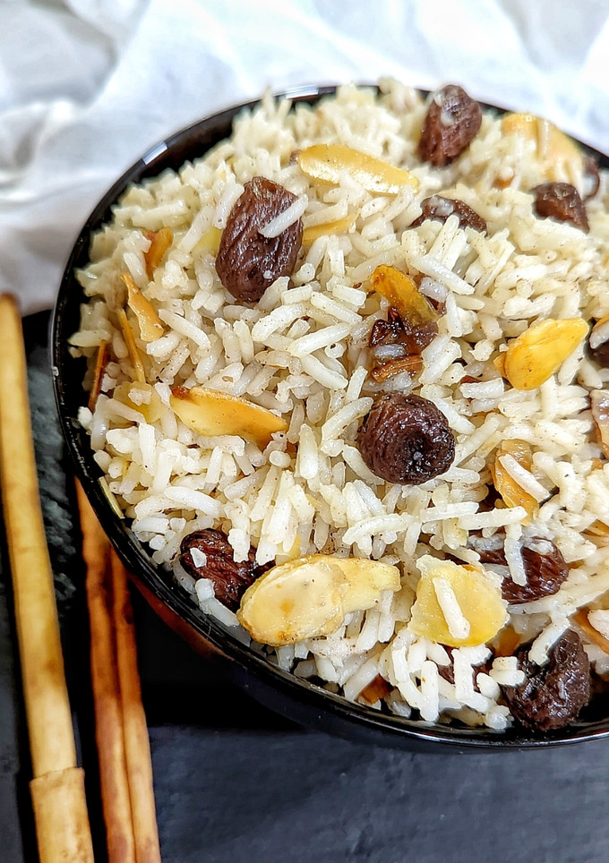 Una foto de Arroz especiado con almendras y pasas