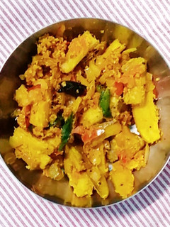 Spicy Raw Banana Fry#1/காரசாரமான வாழைக்காய் ஃப்ரை (Vaazhaikaai fry recipe in tamil) செய்முறை முக்கிய புகைப்படம்