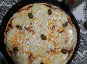 Una foto de Pizza casera ; la masa esta hecha mitad harina mitad maicena