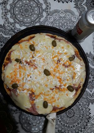 Una foto de Pizza casera ; la masa esta hecha mitad harina mitad maicena