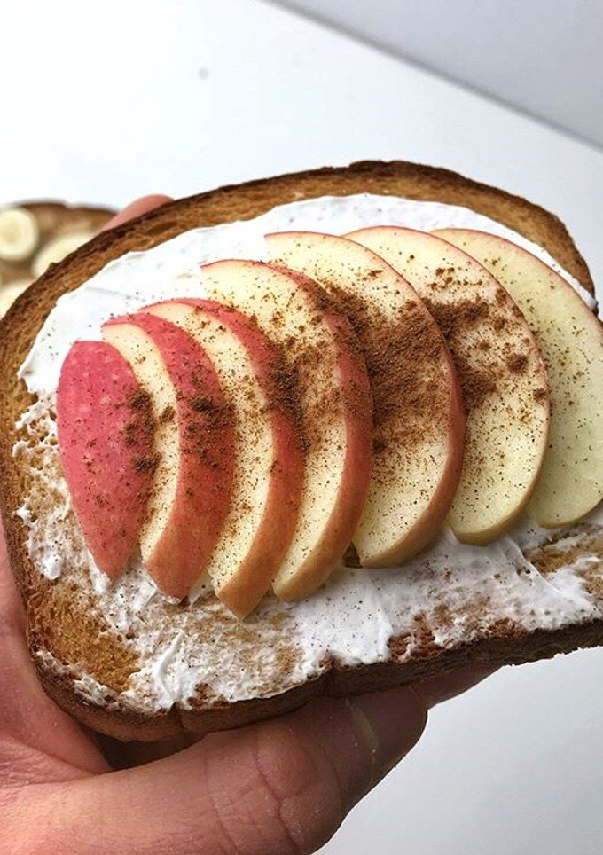 Una foto de Tostada con manzana🍎